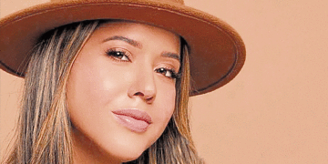 Alejandra Triviño es «La que manda»; la cantante tulueña presenta su nuevo sencillo