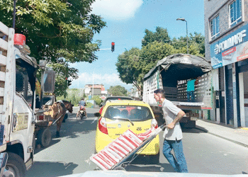Caos permanente en la calle 25, especialmente en horas pico