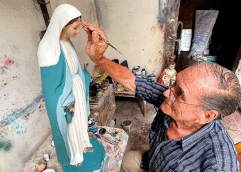 Desde hace 45 años Heriberto Antonio Rojas Marín descubrió el arte de recuperar imágenes religiosas en la Unión