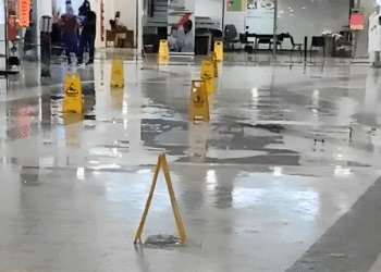 Comerciantes del Bicentenario Plaza, se mojan más adentro que afuera