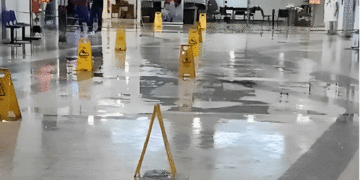 Comerciantes del Bicentenario Plaza, se mojan más adentro que afuera