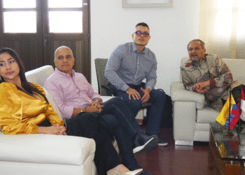 Un embajador de visita en Tuluá; el funcionario destacó el desarrollo logrado