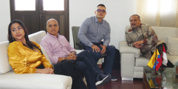 Un embajador de visita en Tuluá; el funcionario destacó el desarrollo logrado