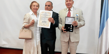 La asamblea del Valle exaltan a empresario tulueño