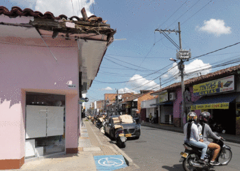 Preocupados se encuentran los transeúntes por un techo que representa peligro