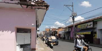 Preocupados se encuentran los transeúntes por un techo que representa peligro