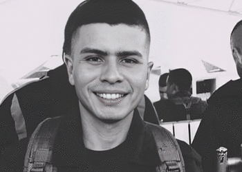 Patrullero de la Policía muere al estrellarse contra un árbol