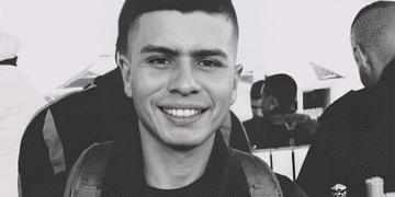 Patrullero de la Policía muere al estrellarse contra un árbol