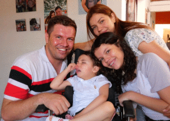 Los esposos Julian Hernández y Stephani Valencia son un símbolo de amor por su pequeño; la fe los mantiene firmes