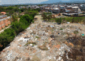 A pocos metros del colegio de Ocidente funciona una escombrera sin licencia