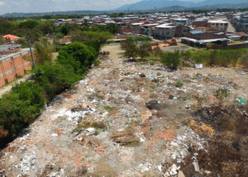 A pocos metros del colegio de Ocidente funciona una escombrera sin licencia