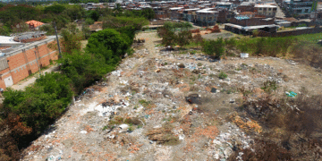A pocos metros del colegio de Ocidente funciona una escombrera sin licencia
