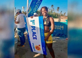 Bugueña por adopción gana serie mundial de lucha en playa; ya tiene cupo a los Olímpicos