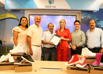 Estudiantes a estrenar zapatos; empresa privada donó 3.000 pares