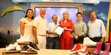 Estudiantes a estrenar zapatos; empresa privada donó 3.000 pares