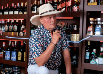 José Henry estrena canción