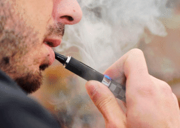 Vapeadores ya no podrán ser usados en espacios cerrados