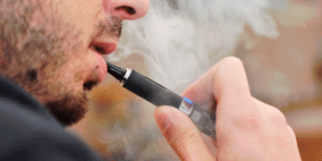 Vapeadores ya no podrán ser usados en espacios cerrados