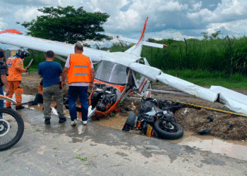 Avioneta se accidentó en Cartago y cayó sobre motociclista; hay 2 heridos