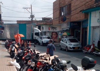 El mal parqueo genera caos vehicular
