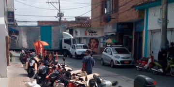 El mal parqueo genera caos vehicular