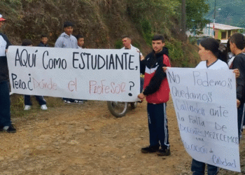Estudiantes de Andinápolis protestaron; faltan docentes en el Valle