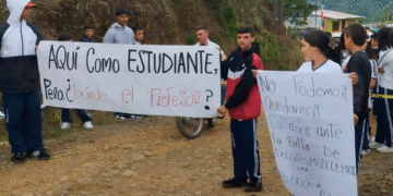 Estudiantes de Andinápolis protestaron; faltan docentes en el Valle