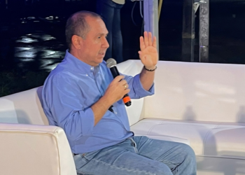 Alcalde Vélez viajó a Londres a participar de un evento; hay mandatario encargado