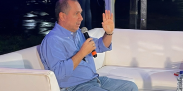 Alcalde Vélez viajó a Londres a participar de un evento; hay mandatario encargado