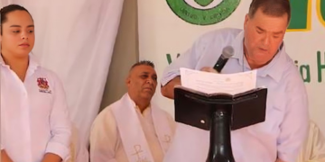 Momento incómodo: a alcalde en Atlántico se le cayeron los pantalones durante discurso