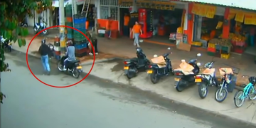 Este es el momento en que sicarios atacan a dos hombres en un Fruver de Tuluá