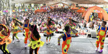 Esta noche, en la tarima central, estará la cantante de música popular Paola Jara