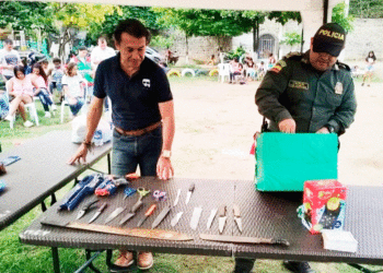 Jugando y desarmando cambiaron armas por tablas de bingo