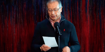 Petro se quitó la gorra y dejó ver su cabeza. Así quedó el presidente