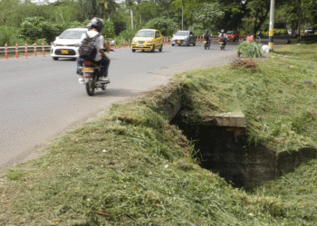 Trampa mortal para ciclistas y peatones; en la noche es invisible para quienes se transportan por el sector