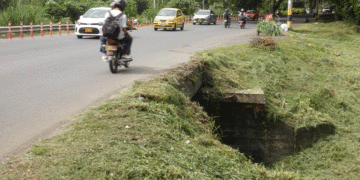 Trampa mortal para ciclistas y peatones; en la noche es invisible para quienes se transportan por el sector