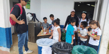 Aprendiendo a reciclar en el Rayito; en la capacitación se abordaron la clasificación adecuada de materiales reciclables en Yotoco