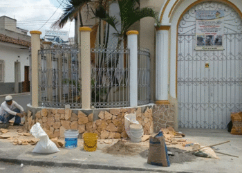 La unión hizo posible la reconstrucción del muro; no hay rastro de conductor que ocasionó el daño