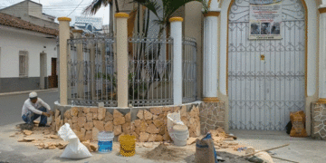 La unión hizo posible la reconstrucción del muro; no hay rastro de conductor que ocasionó el daño