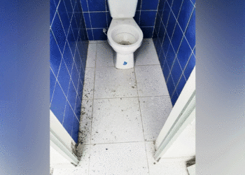 Dejaron los baños sin puertas en salón comunal del barrio El Bosque