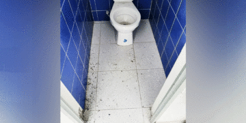 Dejaron los baños sin puertas en salón comunal del barrio El Bosque