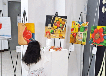 El pintor Jorge Orozco expuso en la Capital del Mundo; sus obras llenas de color rindieron tributo a los dulces del Valle