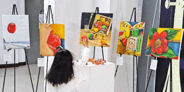 El pintor Jorge Orozco expuso en la Capital del Mundo; sus obras llenas de color rindieron tributo a los dulces del Valle