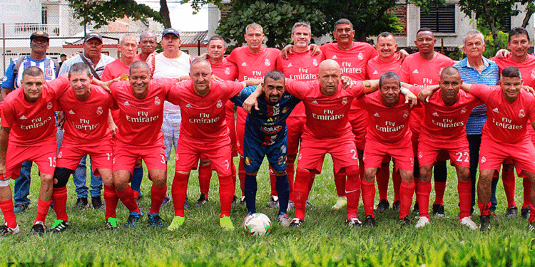 Emocionante Final Del Torneo De Fútbol De Cabellos De Plata En La