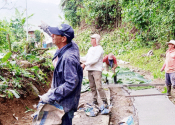 Campesinos unidos construyen placas huella