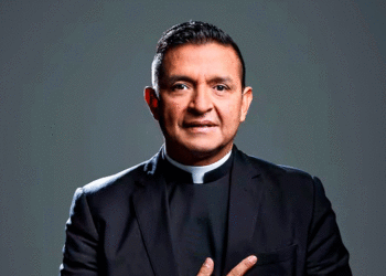 El padre “Chucho” se va del país por amenazas de muerte