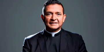 El padre “Chucho” se va del país por amenazas de muerte