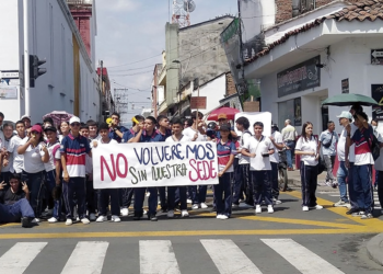 Estudiantes la Escuela Caldas, exigen volvera su sede