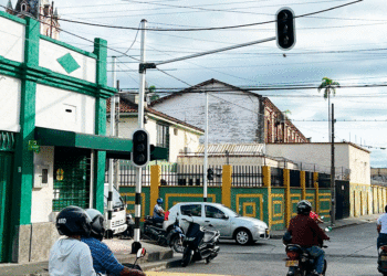 ¿Semáforos están de adorno?. (Más Caucherazos aquí) 👇🏽 