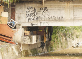 Un «barrio» se forma debajo del puente de la 28